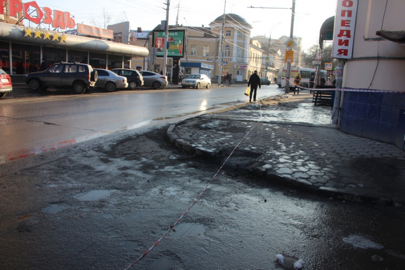 В Волжском районе 2 человека пострадали при падении льда с крыши