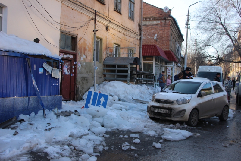 В Волжском районе 2 человека пострадали при падении льда с крыши