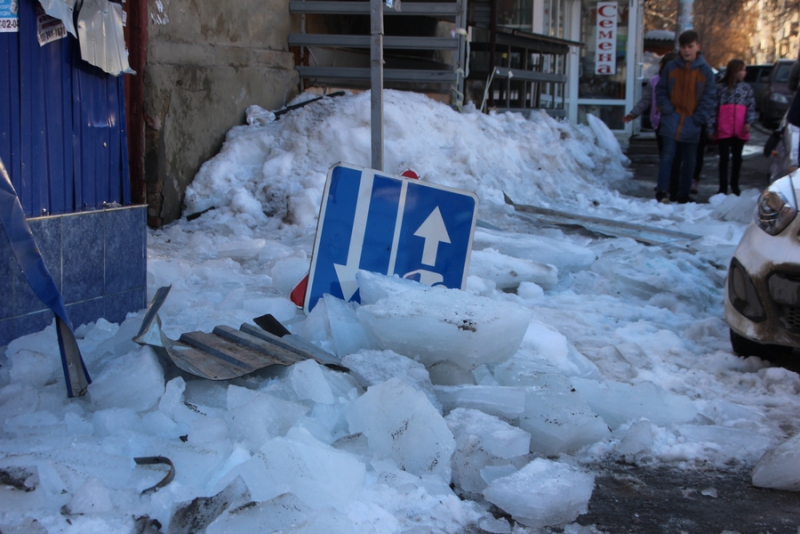 В Волжском районе 2 человека пострадали при падении льда с крыши