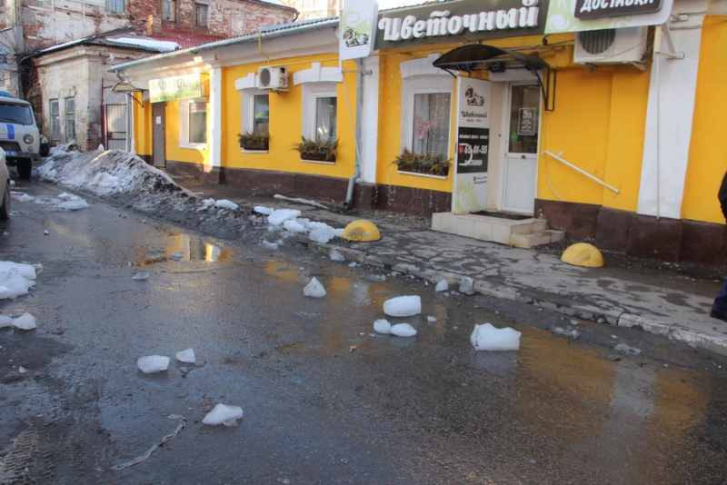 В Волжском районе 2 человека пострадали при падении льда с крыши