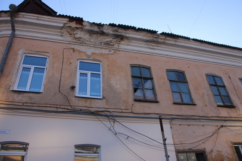 В Волжском районе 2 человека пострадали при падении льда с крыши