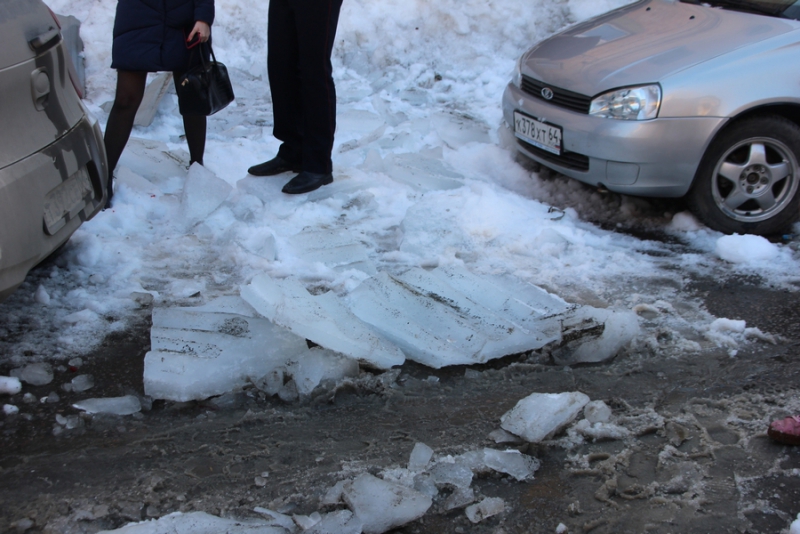 В Волжском районе 2 человека пострадали при падении льда с крыши