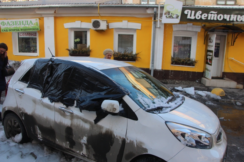 В Волжском районе 2 человека пострадали при падении льда с крыши