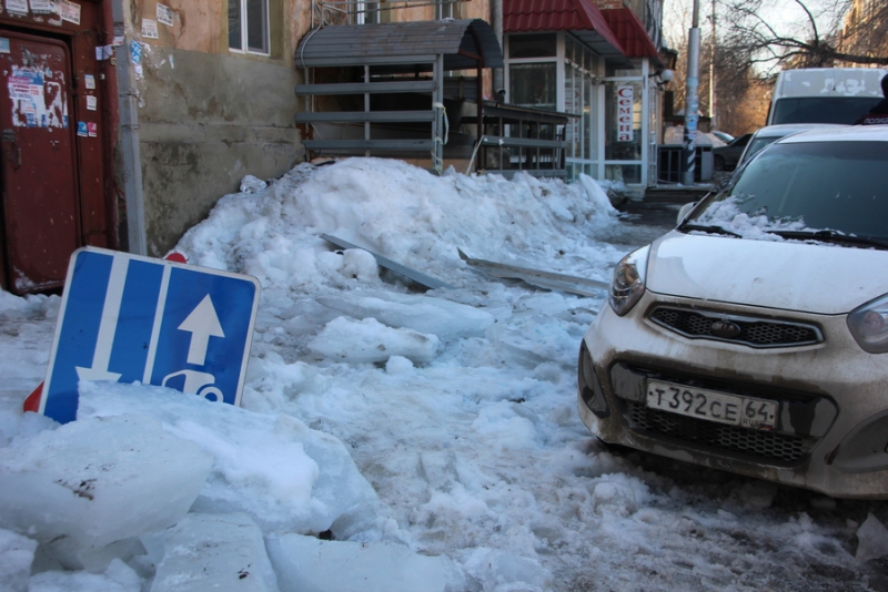 В Волжском районе 2 человека пострадали при падении льда с крыши