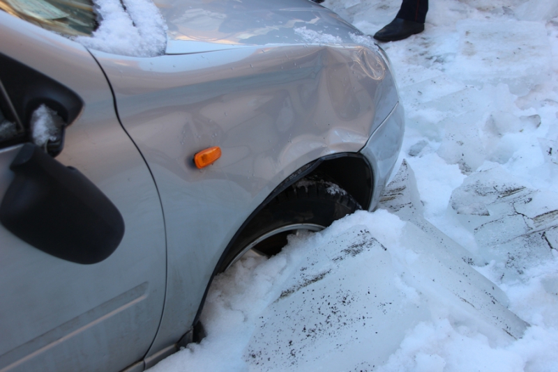 В Волжском районе 2 человека пострадали при падении льда с крыши