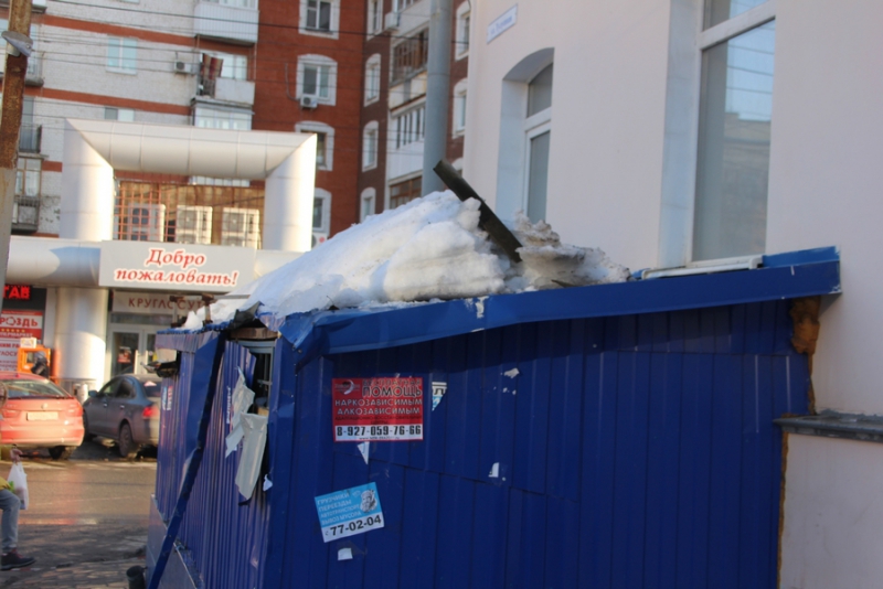 В Волжском районе 2 человека пострадали при падении льда с крыши