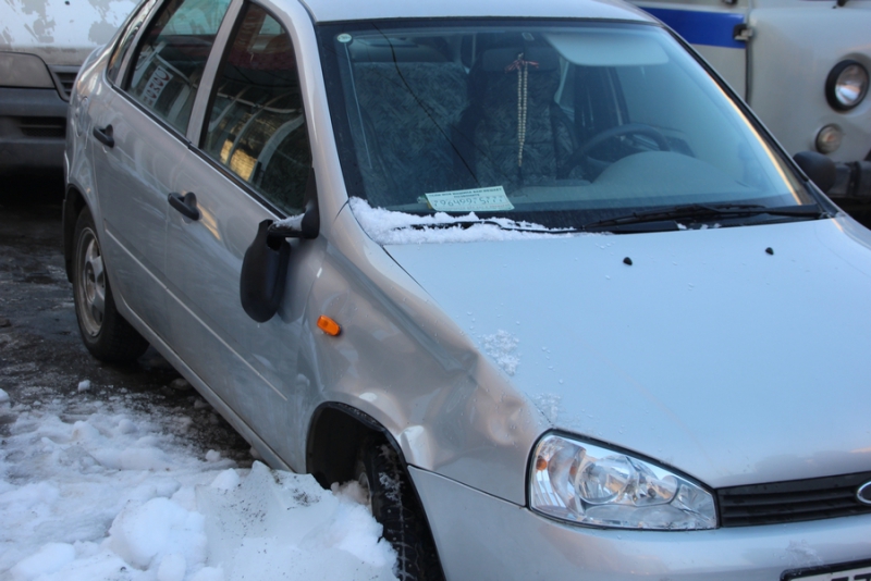 В Волжском районе 2 человека пострадали при падении льда с крыши