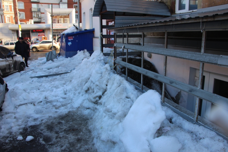 В Волжском районе 2 человека пострадали при падении льда с крыши