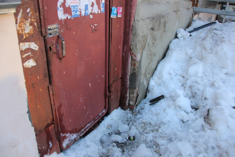 В Волжском районе 2 человека пострадали при падении льда с крыши