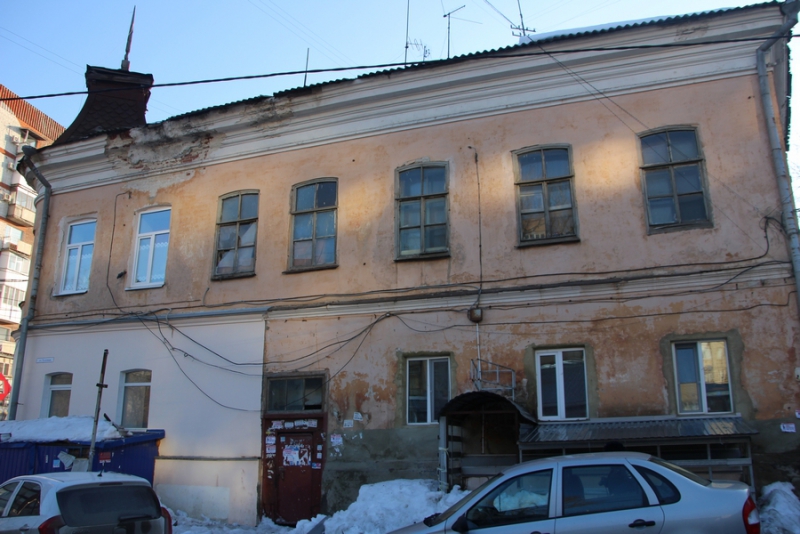 В Волжском районе 2 человека пострадали при падении льда с крыши