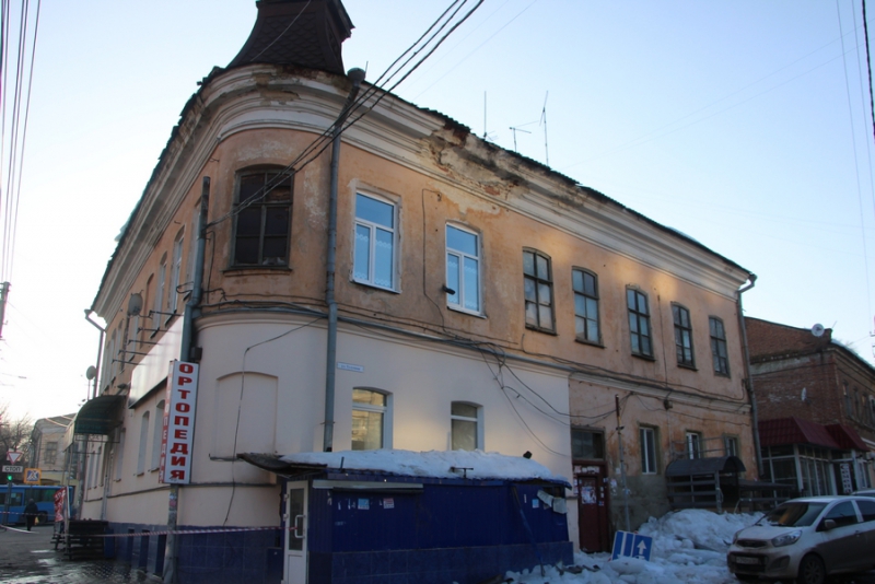 В Волжском районе 2 человека пострадали при падении льда с крыши