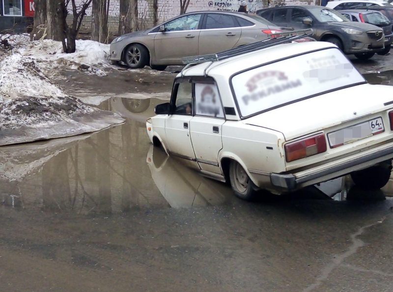 В центре Саратова «ВАЗ» провалился в яму посреди огромной лужи