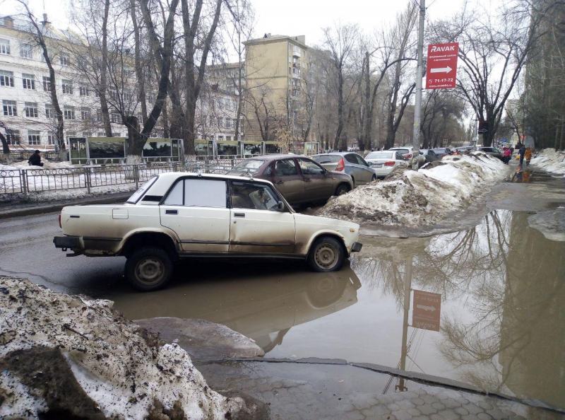 В центре Саратова «ВАЗ» провалился в яму посреди огромной лужи