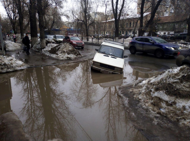 В центре Саратова «ВАЗ» провалился в яму посреди огромной лужи