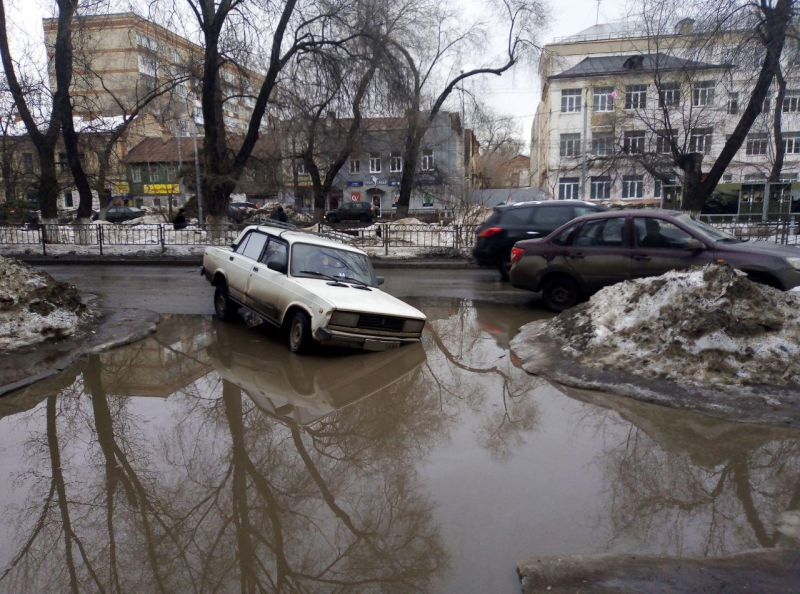 В центре Саратова «ВАЗ» провалился в яму посреди огромной лужи