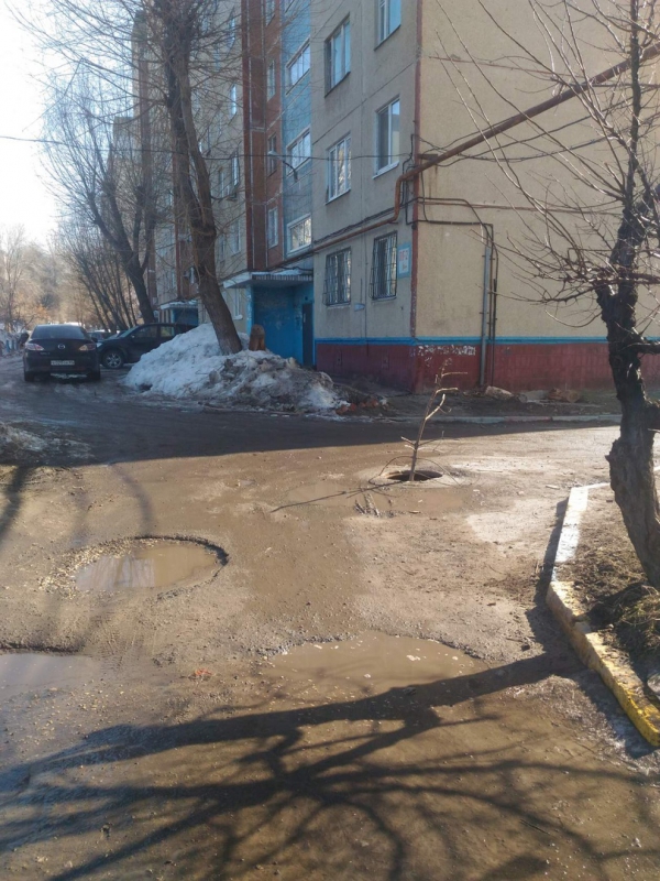 Открытый колодец возле десятиэтажки обозначили сухой веткой