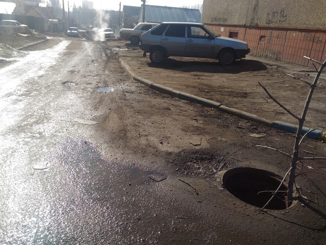 Открытый колодец возле десятиэтажки обозначили сухой веткой