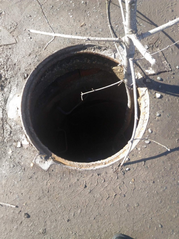 Открытый колодец возле десятиэтажки обозначили сухой веткой