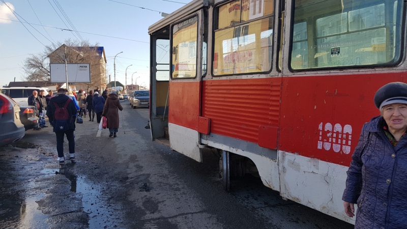 Трамвай маршрута №11 второй день подряд слетел с рельсов на Танкистов