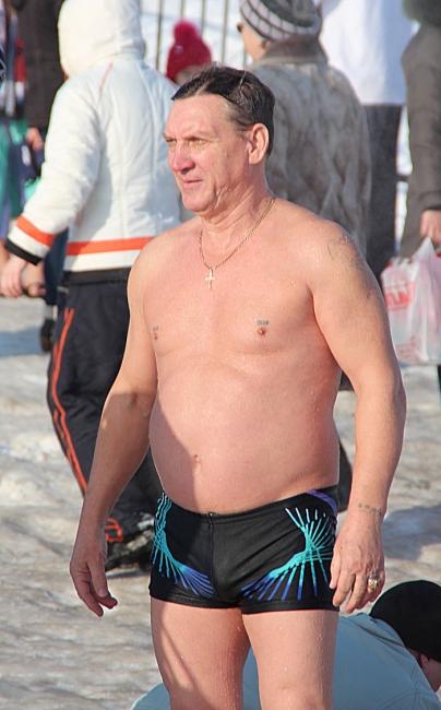 Несколько тысяч саратовцев отметили Крещение омовением в проруби