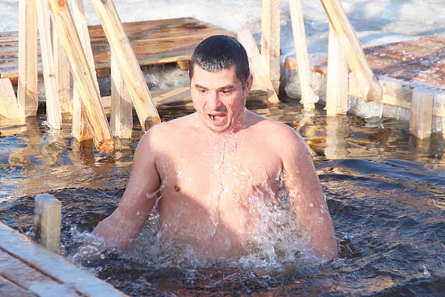 Несколько тысяч саратовцев отметили Крещение омовением в проруби