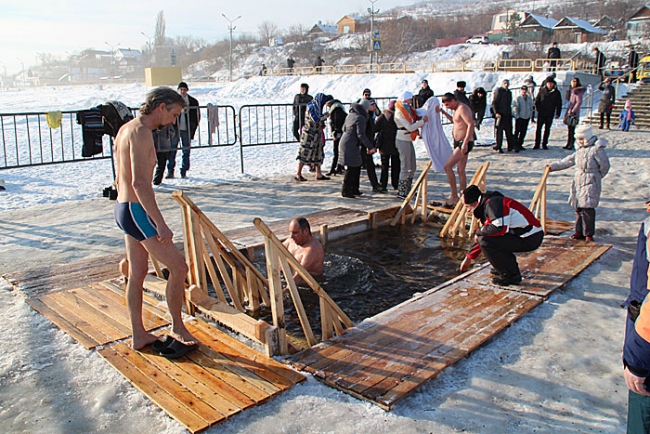 Несколько тысяч саратовцев отметили Крещение омовением в проруби