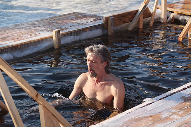 Несколько тысяч саратовцев отметили Крещение омовением в проруби