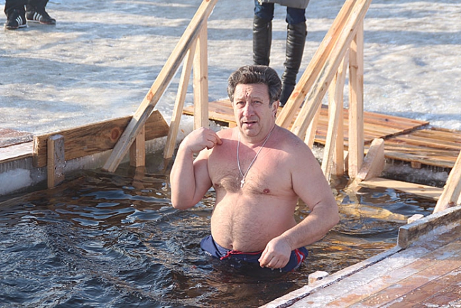 Несколько тысяч саратовцев отметили Крещение омовением в проруби