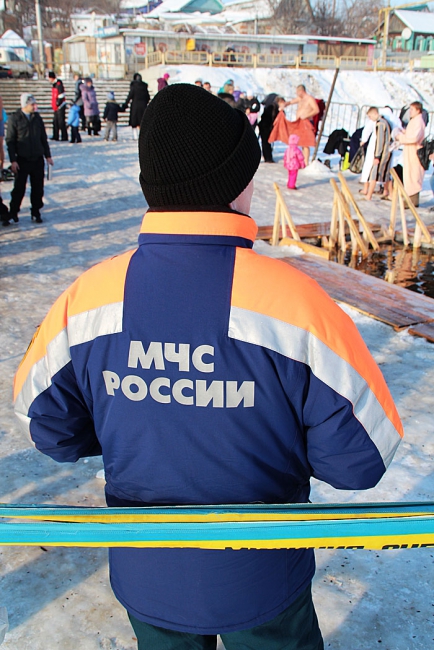 Несколько тысяч саратовцев отметили Крещение омовением в проруби