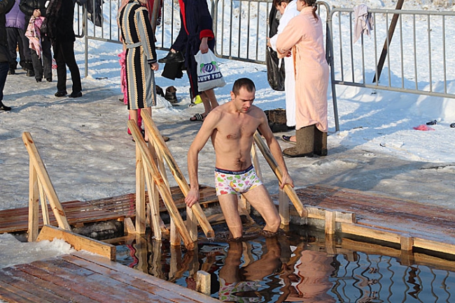 Несколько тысяч саратовцев отметили Крещение омовением в проруби