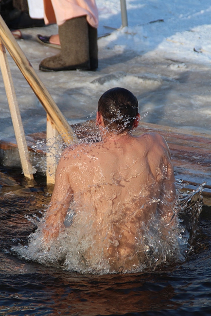 Несколько тысяч саратовцев отметили Крещение омовением в проруби