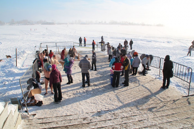 Несколько тысяч саратовцев отметили Крещение омовением в проруби
