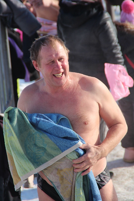 Несколько тысяч саратовцев отметили Крещение омовением в проруби