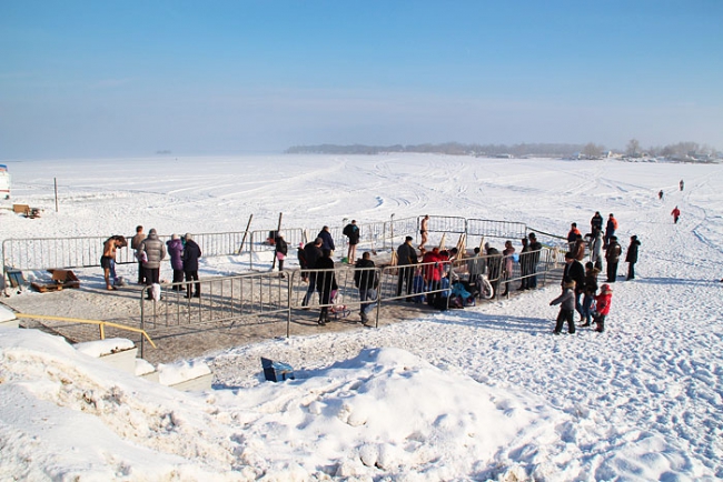 Несколько тысяч саратовцев отметили Крещение омовением в проруби