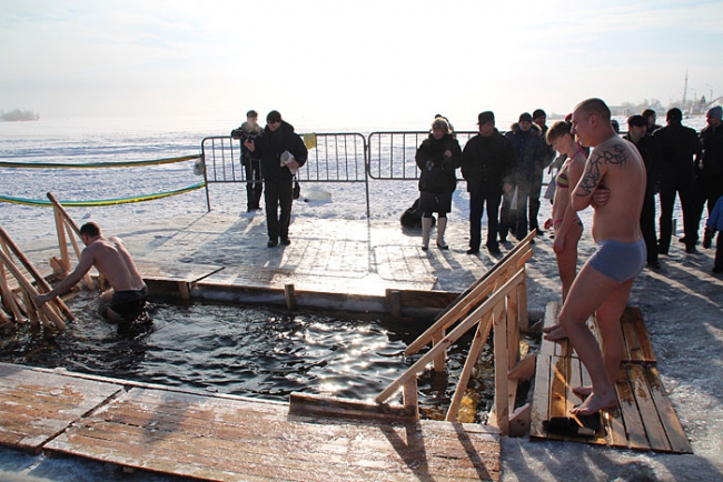 Несколько тысяч саратовцев отметили Крещение омовением в проруби