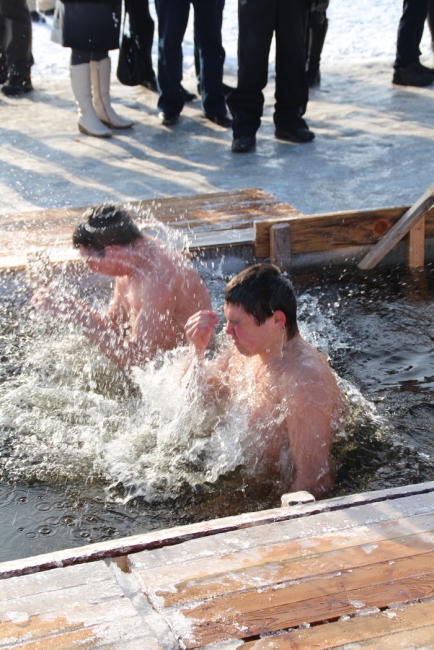 Несколько тысяч саратовцев отметили Крещение омовением в проруби