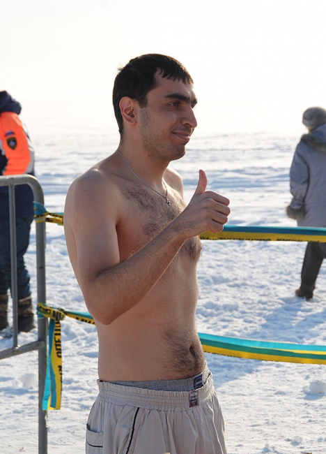 Несколько тысяч саратовцев отметили Крещение омовением в проруби