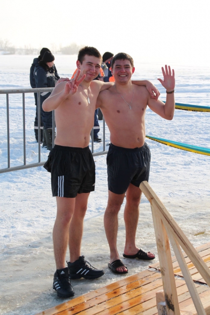 Несколько тысяч саратовцев отметили Крещение омовением в проруби