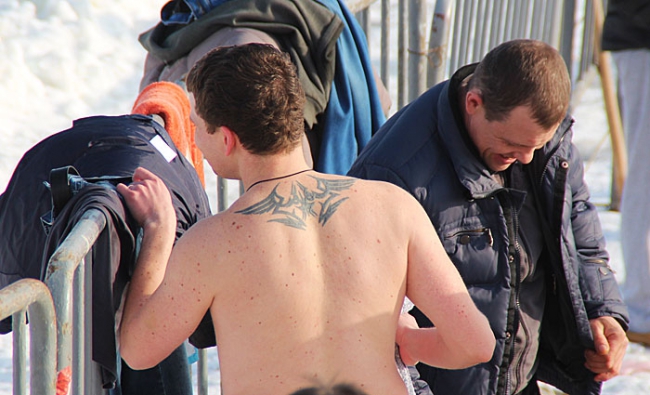 Несколько тысяч саратовцев отметили Крещение омовением в проруби