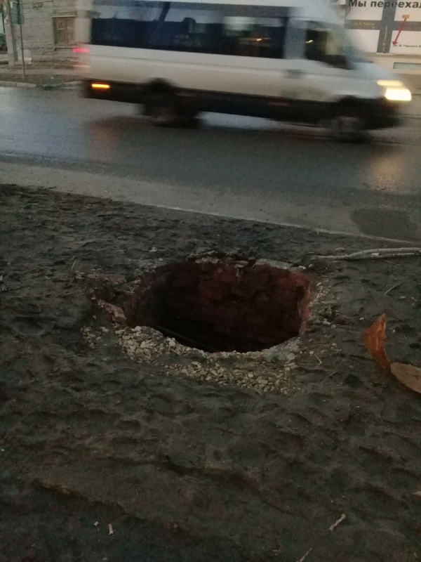 Открытые колодцы в центре Саратова создают угрозу для прохожих