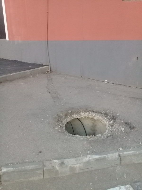Открытые колодцы в центре Саратова создают угрозу для прохожих