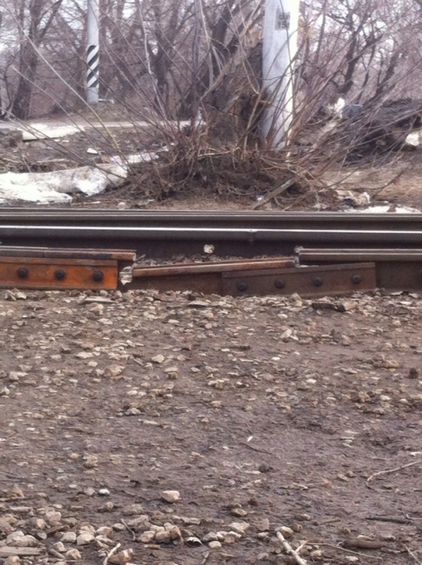 Трамваи №3 встали из-за лопнувшей рельсы на Стрелке