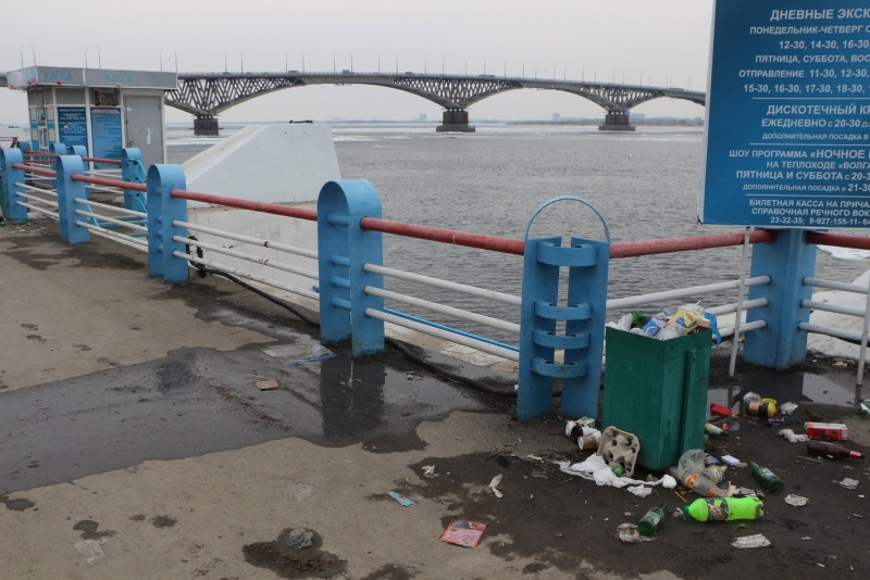 Участок набережной Саратова превратился в мусорную свалку