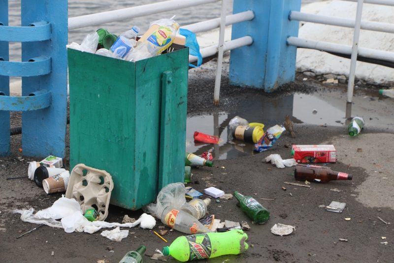 Участок набережной Саратова превратился в мусорную свалку