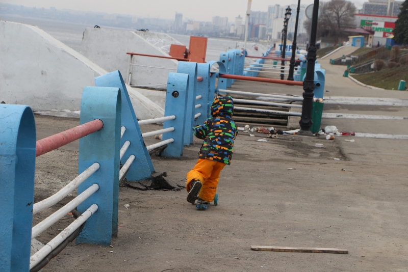 Участок набережной Саратова превратился в мусорную свалку