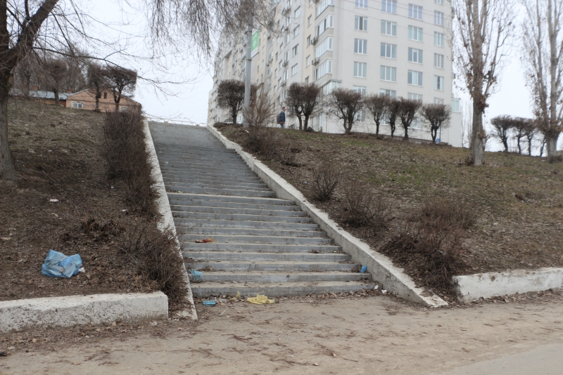 Участок набережной Саратова превратился в мусорную свалку