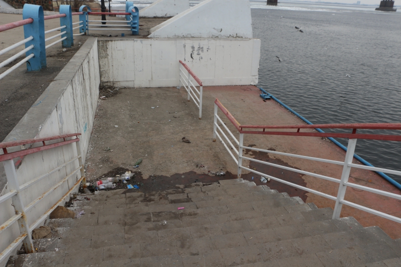 Участок набережной Саратова превратился в мусорную свалку