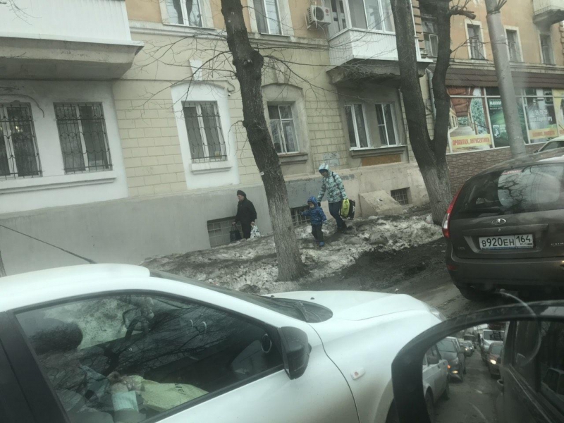 На Новоузенской тротуар превратился в испытание для мам с колясками