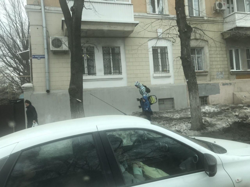 На Новоузенской тротуар превратился в испытание для мам с колясками