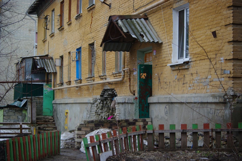 На Брянской дыру в стене двухэтажки заткнули тряпкой